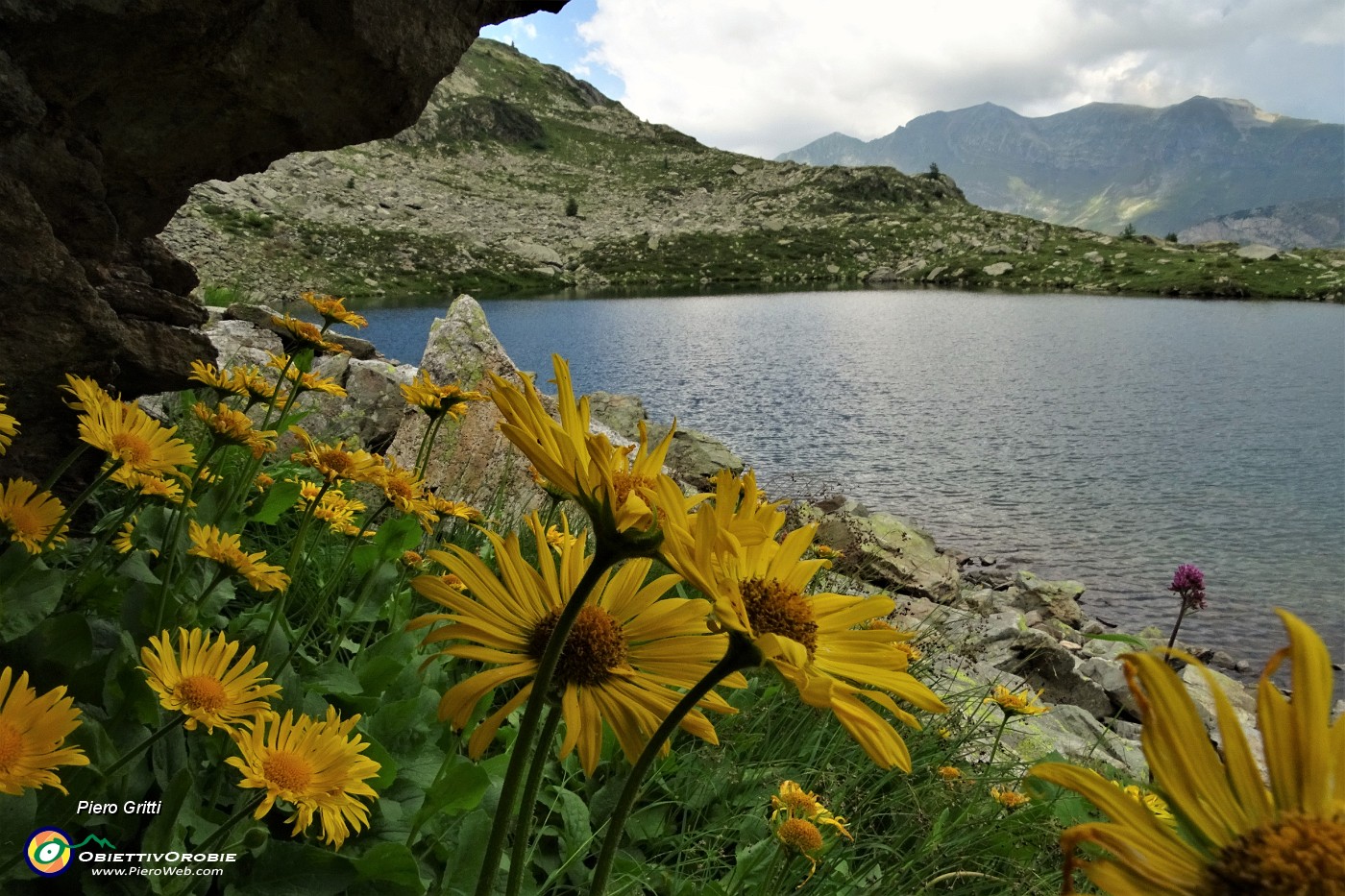 79 Doronico dei macereti con vista sul Lago dei Curiosi.JPG